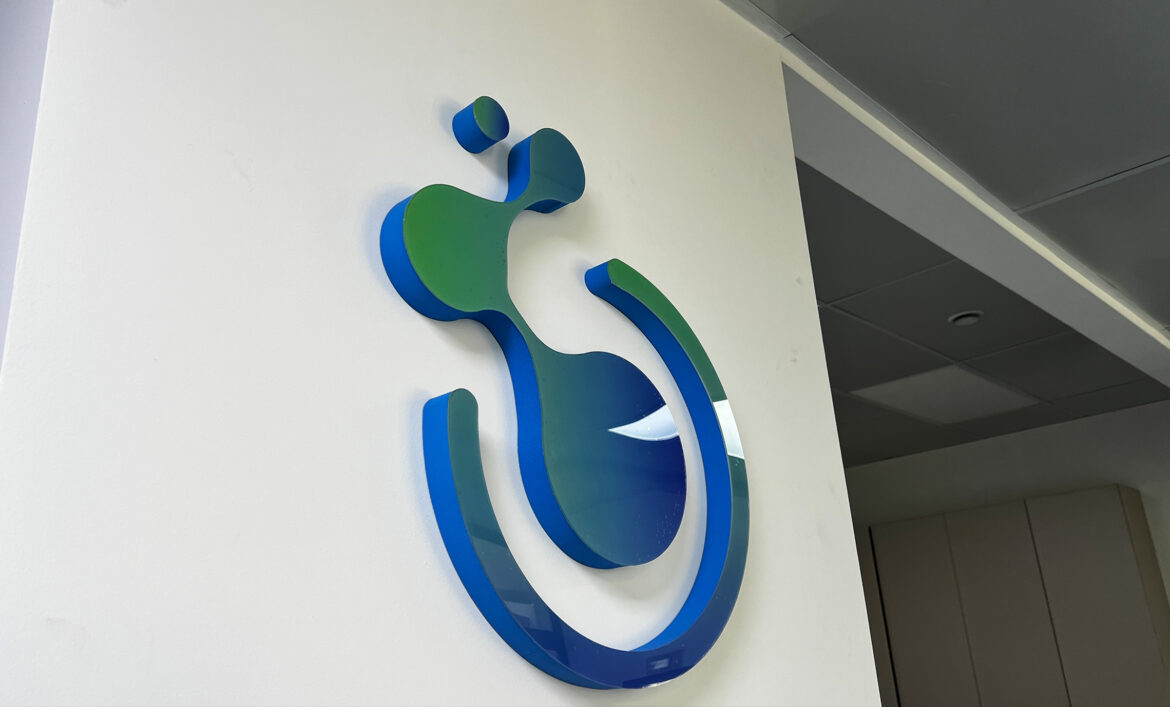 Об'ємний глянцевий логотип фото