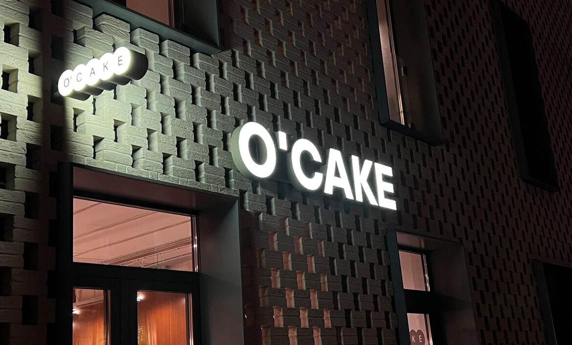 Реклама на фасаді кондитерської Київ приклад