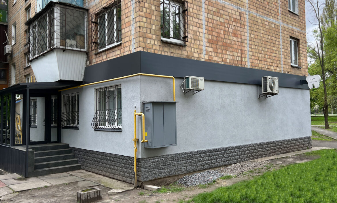 Рекламный фриз на фасаде фото