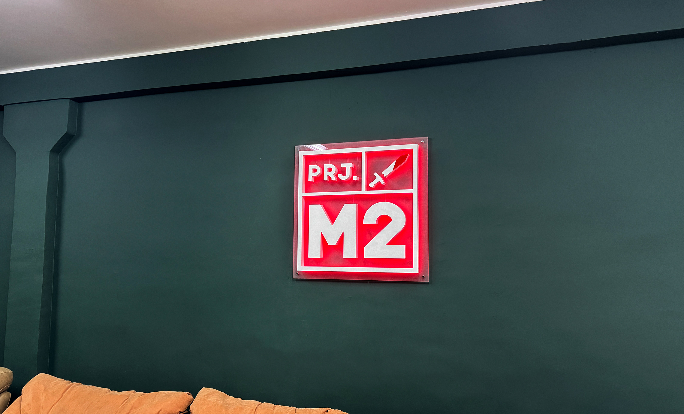 Стильний логотип в офісі приклад