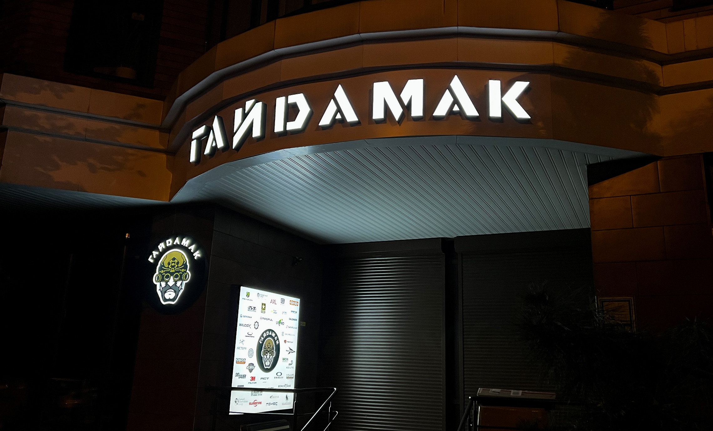 Світлова реклама на магазин приклад