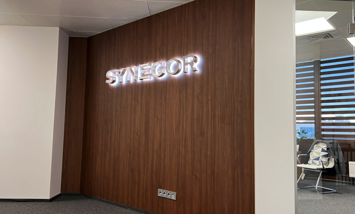 Световая вывеска адвоката пример