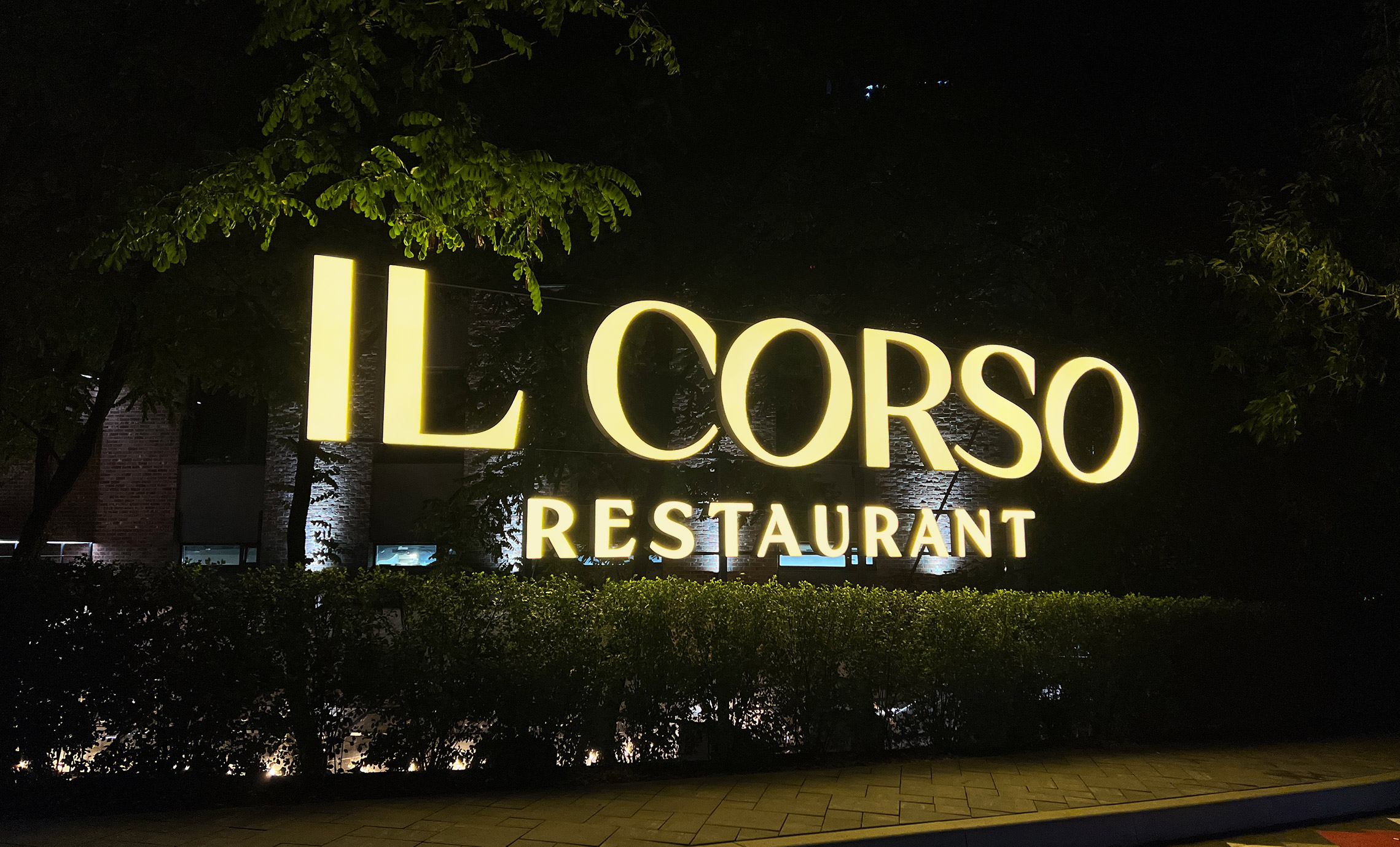 Світлова вивіска ресторану приклад