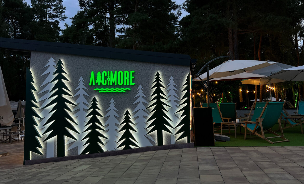 Світлове оформлення кафе рекламою фото