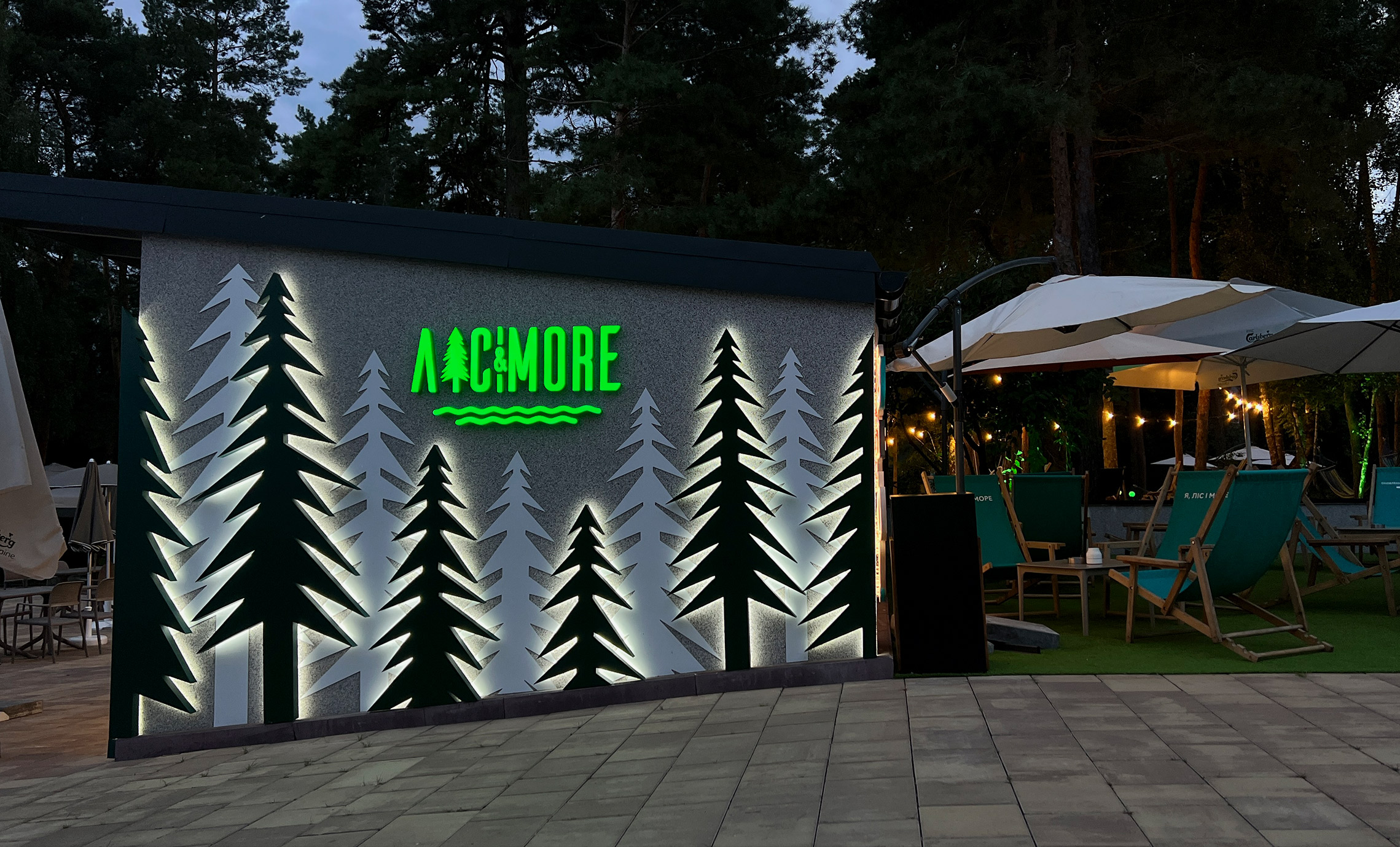 Світлове оформлення кафе рекламою фото