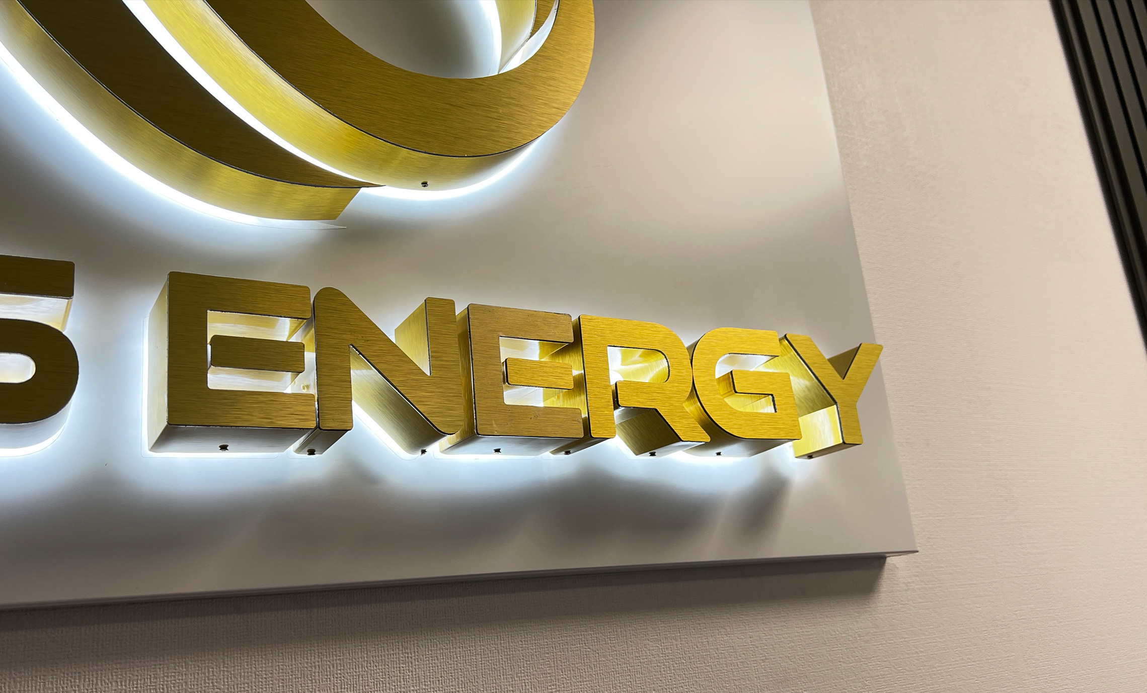 Світловий логотип на стіні приклад