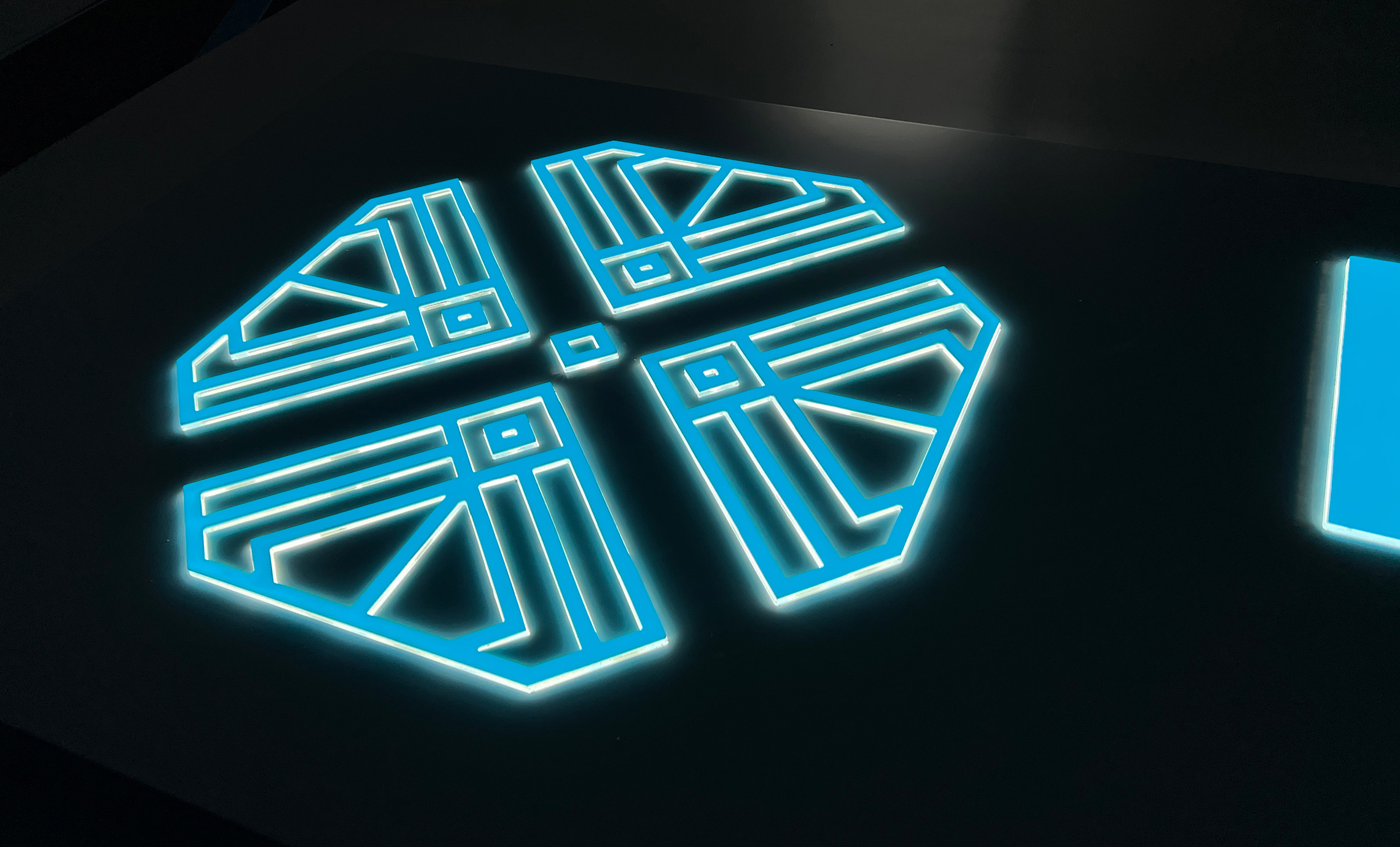 Інкрустація акрилу фото логотип світиться