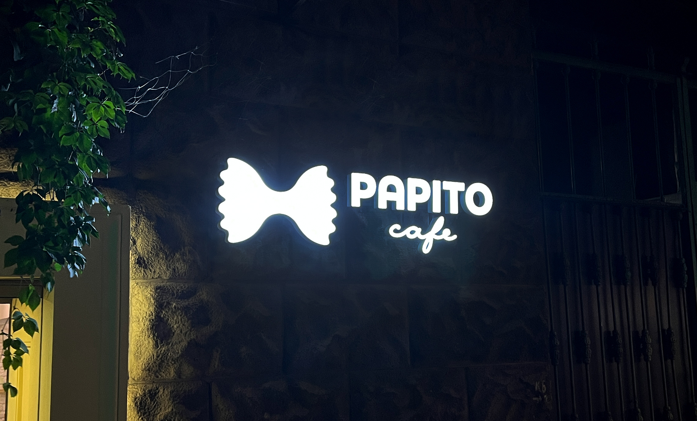 Вивіска кафе з підсвічуванням фото