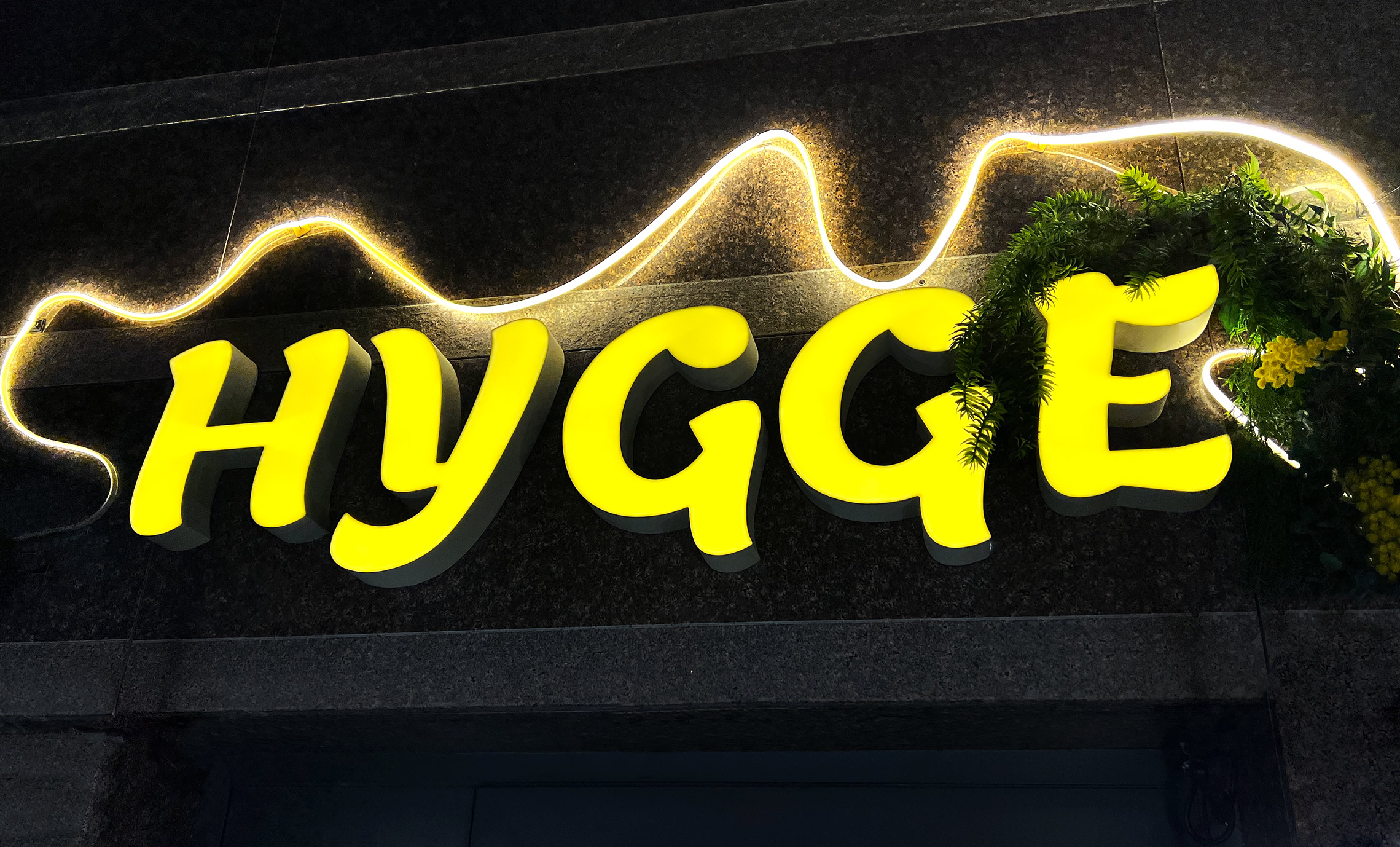 Вивіска кав’ярні літери фото