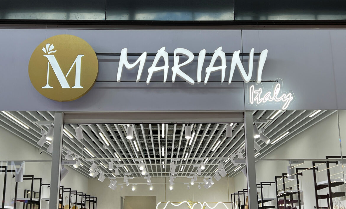 Вивіска магазину у торговому центрі фото