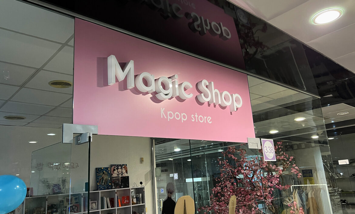 Вивіска магазину у торговому центрі приклад