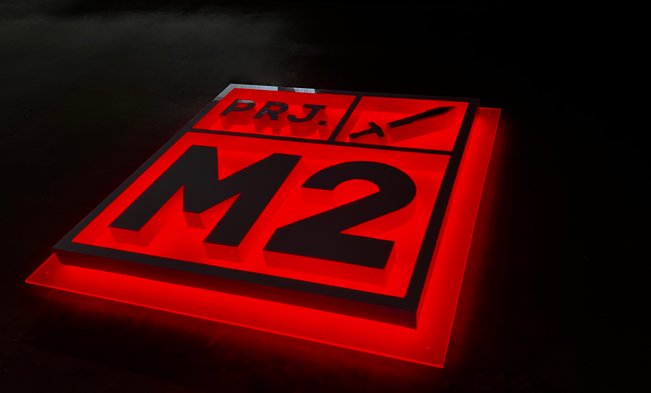 Вивіска з червоним підсвічуванням фото