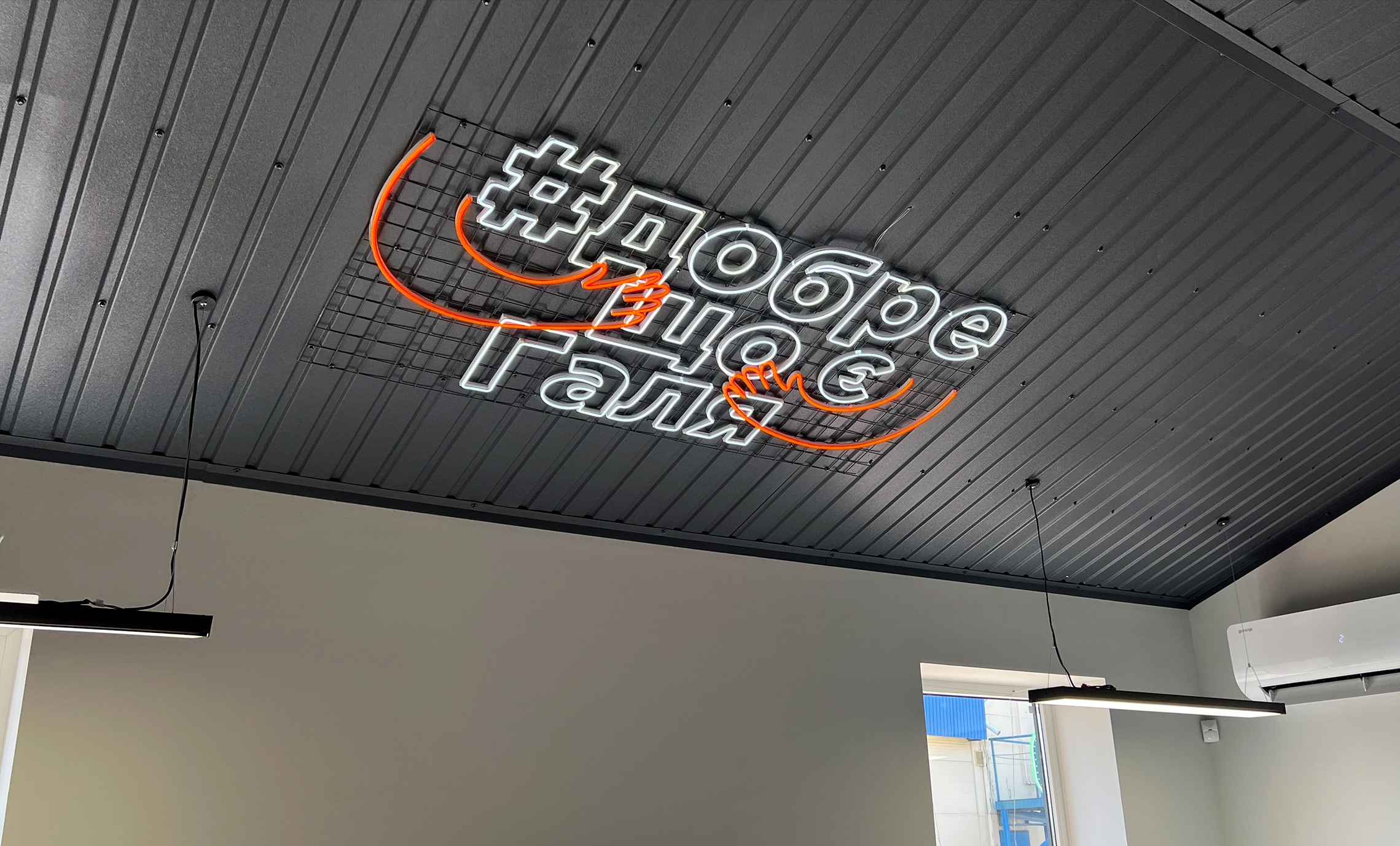 Вывеска внутри магазина фото