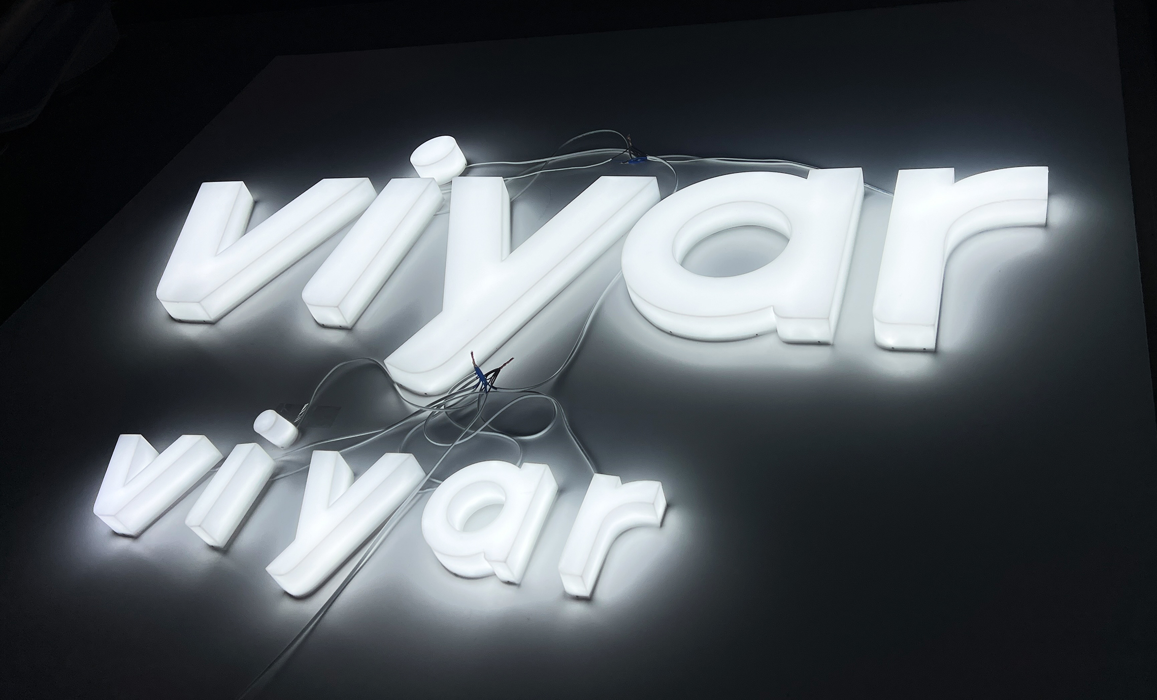 Яркие световые буквы Киев фото