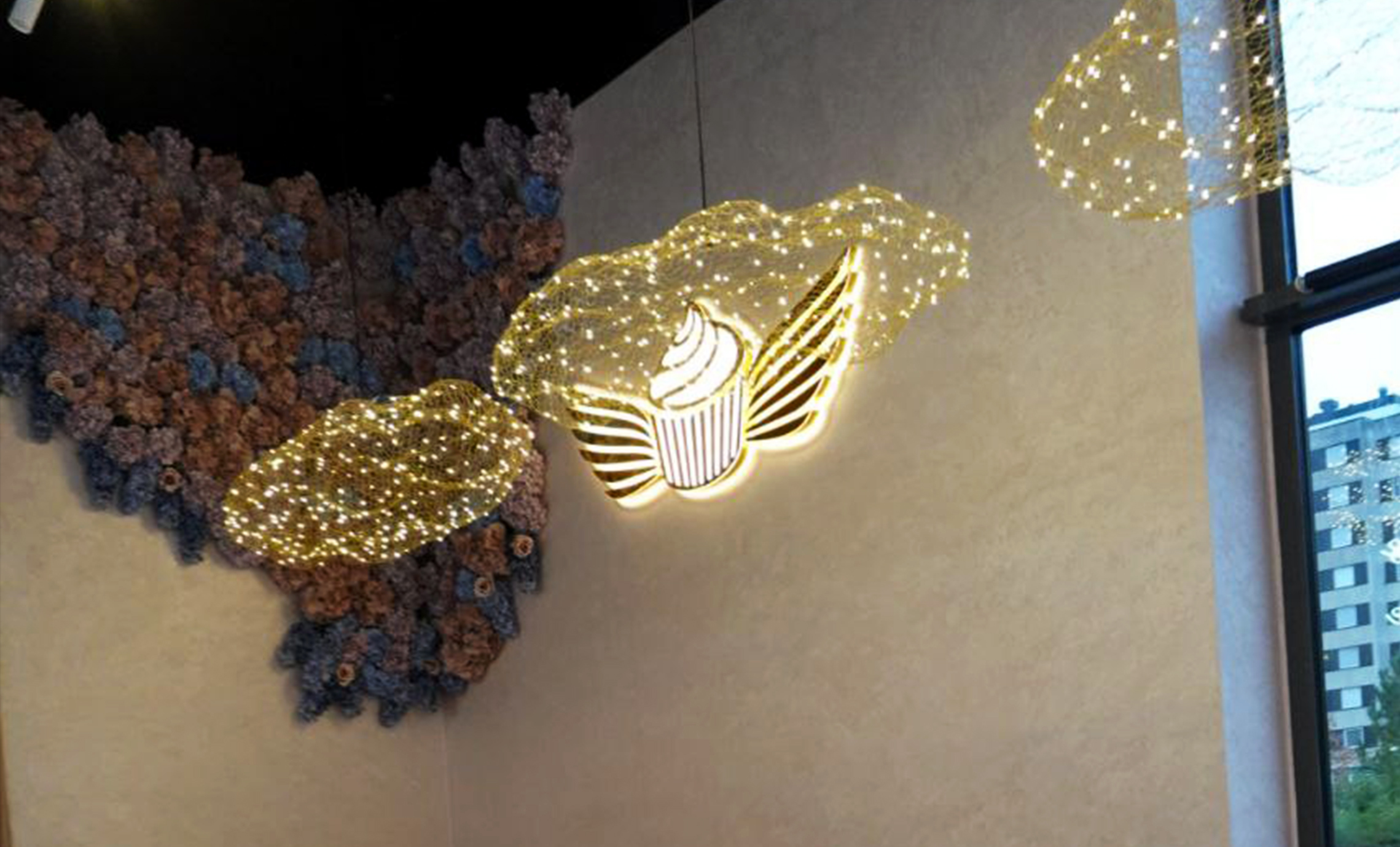 Интерьерный логотип на стене кондитеркой фото