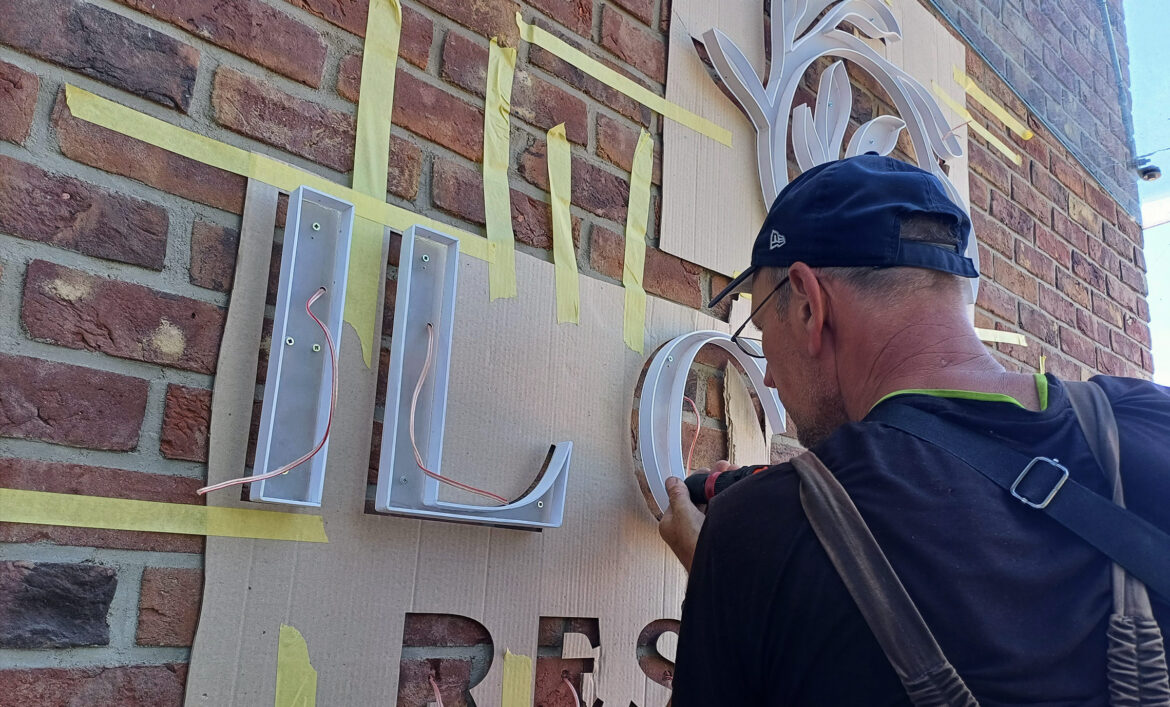 Виготовлення світлових літер фото