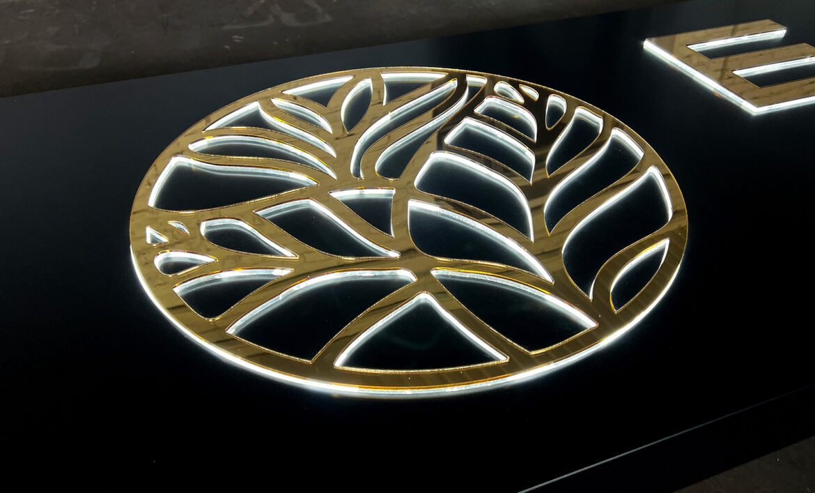 Золота вивіска вид інкрустації фото