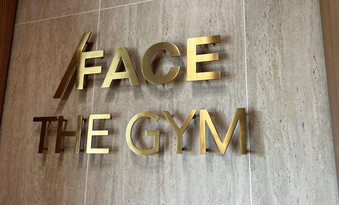 Золотий логотип на стіні Київ приклад