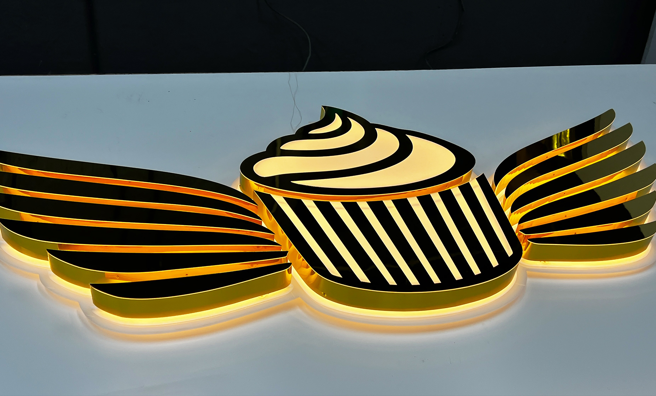 Золотой логотип с контражуром фото