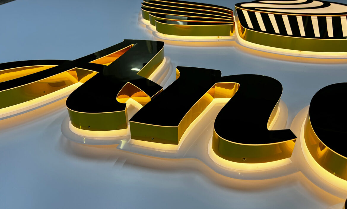 Золотой логотип с подсветкой фото