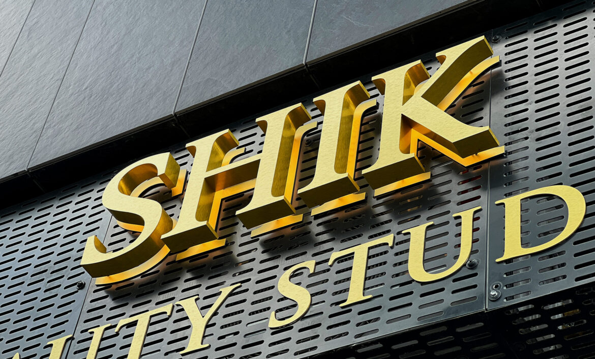 Золоті літери для салону краси фото