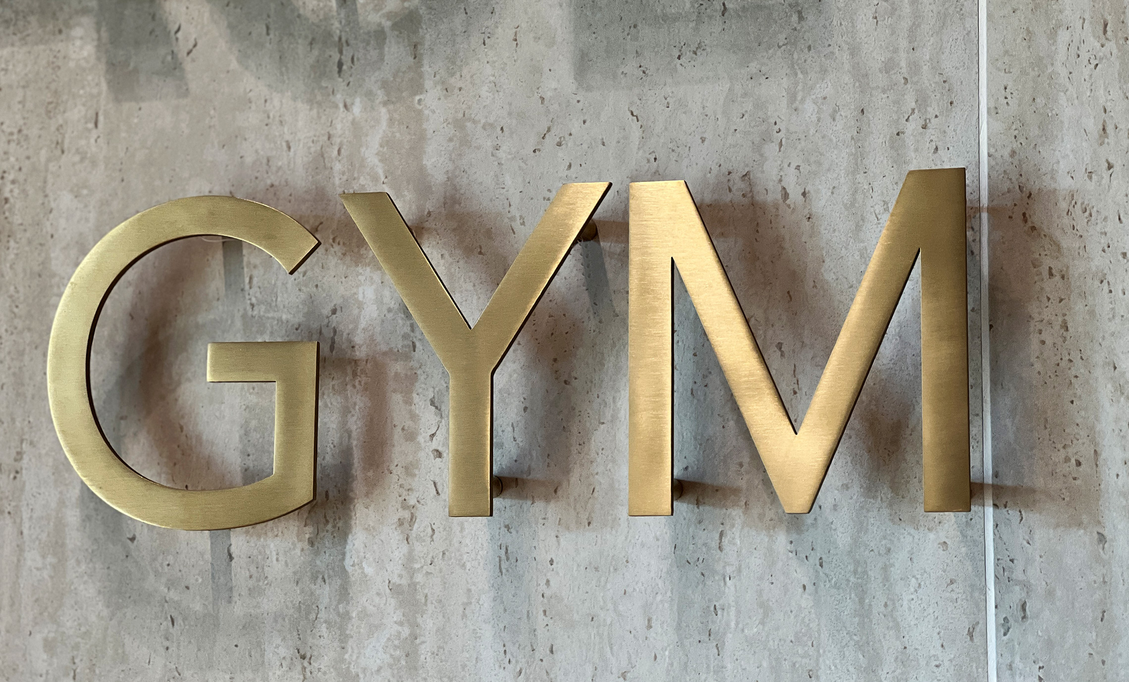 Золоті літери на стіні фото