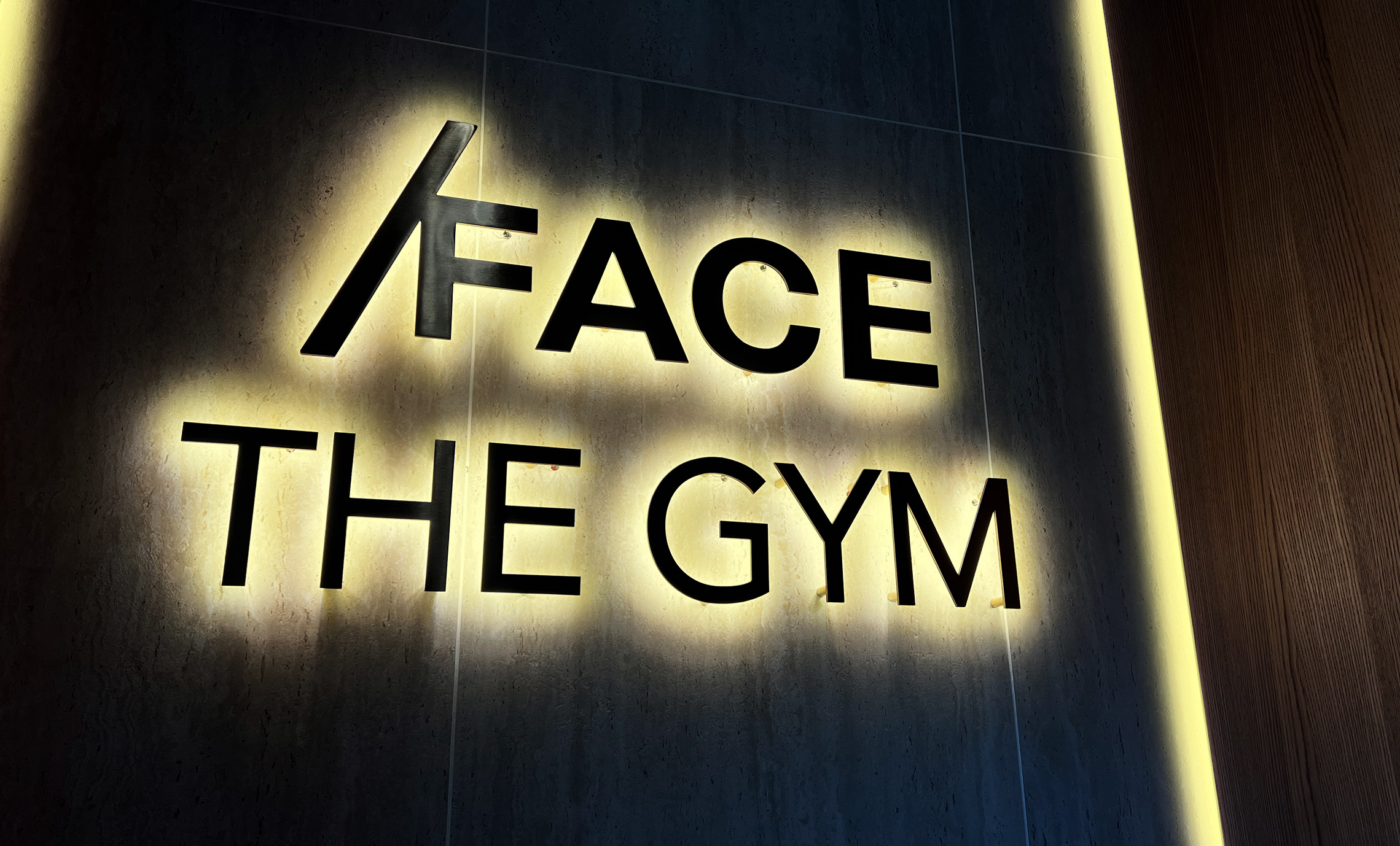 Золоті літери з контражурним підсвічуванням.