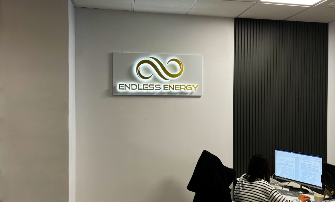 Золотий логотип на стіні в офіс фото