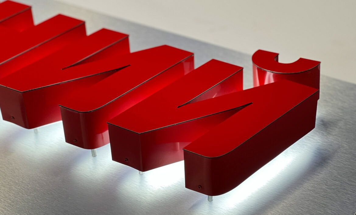 Об'ємні літери з підсвічуванням на панелі фото