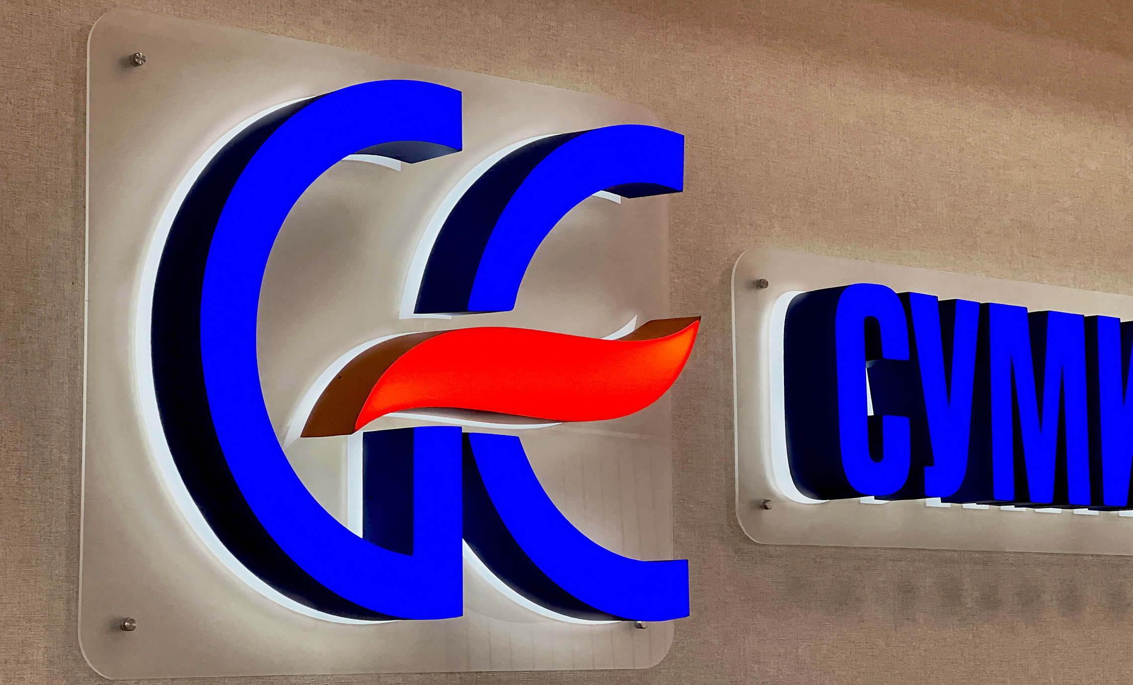 Акриловый логотип с подсветкой фото