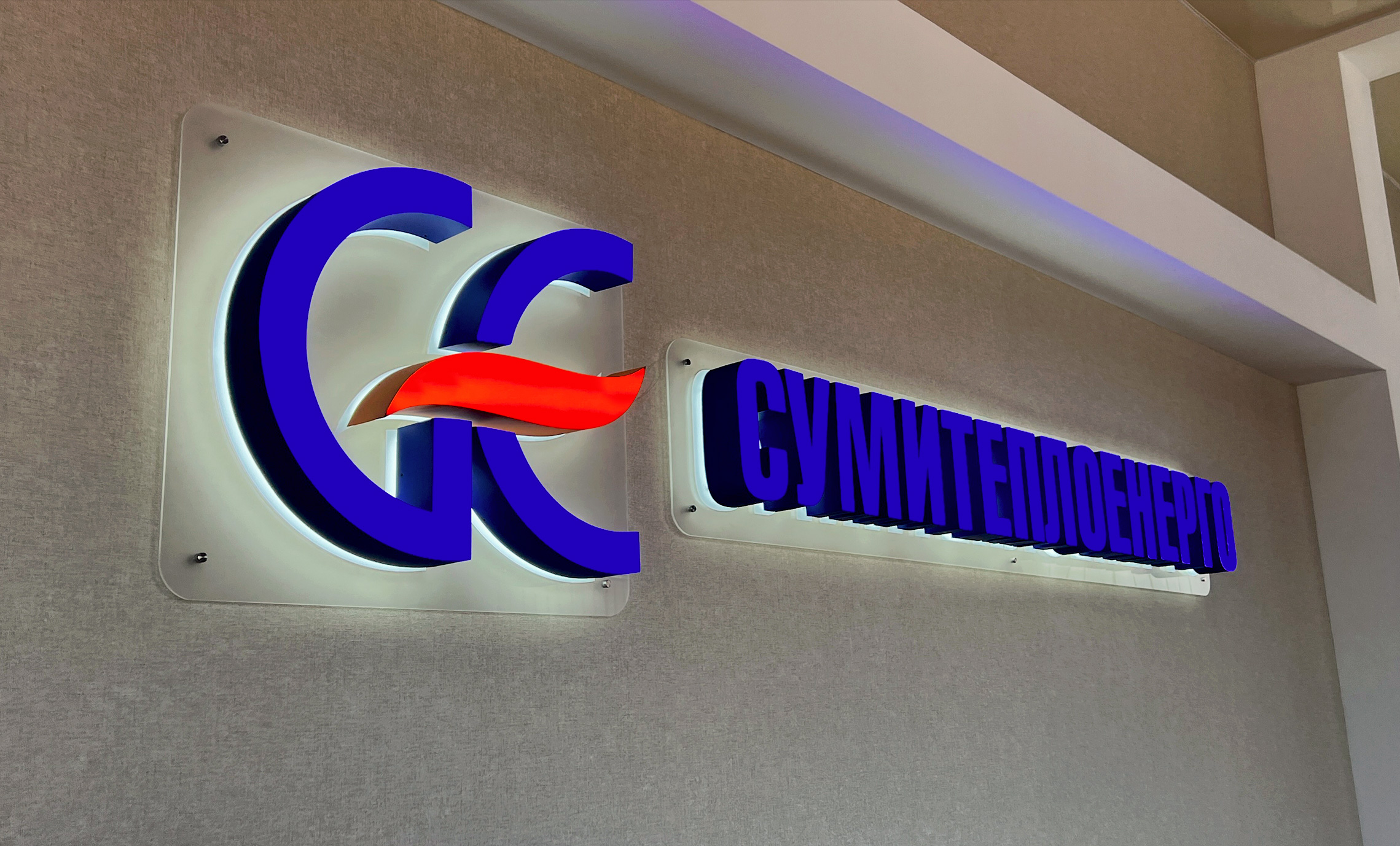 Акриловый логотип с подсветкой в офис фото