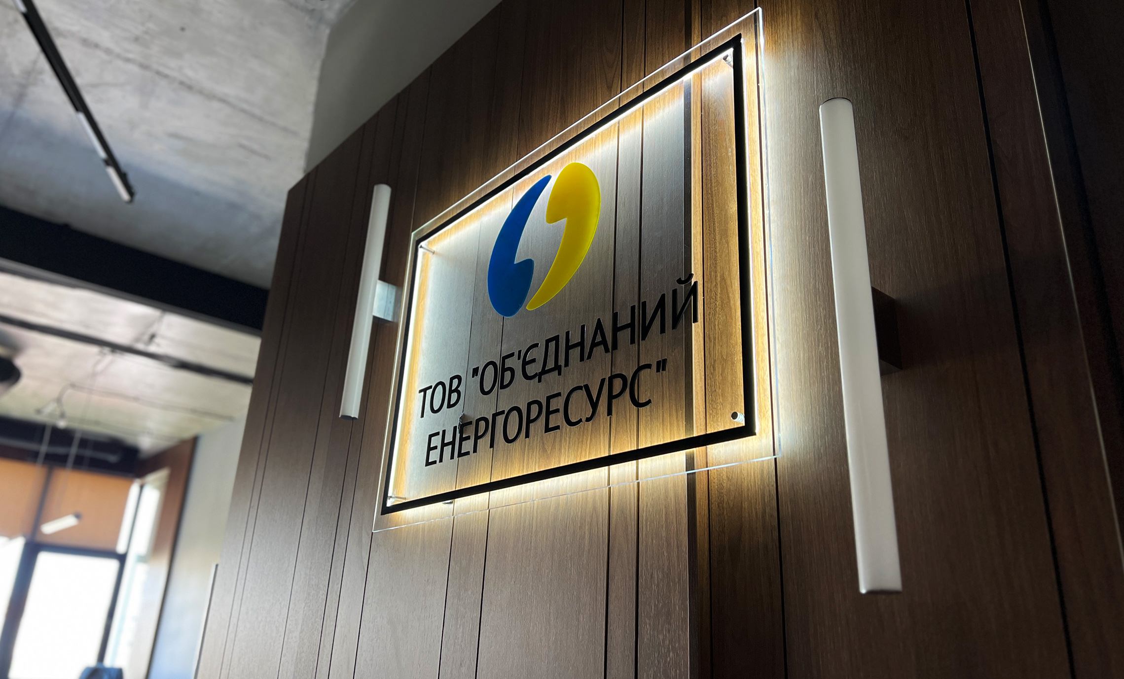 Акриловий логотип з підсвічуванням в офісі фото