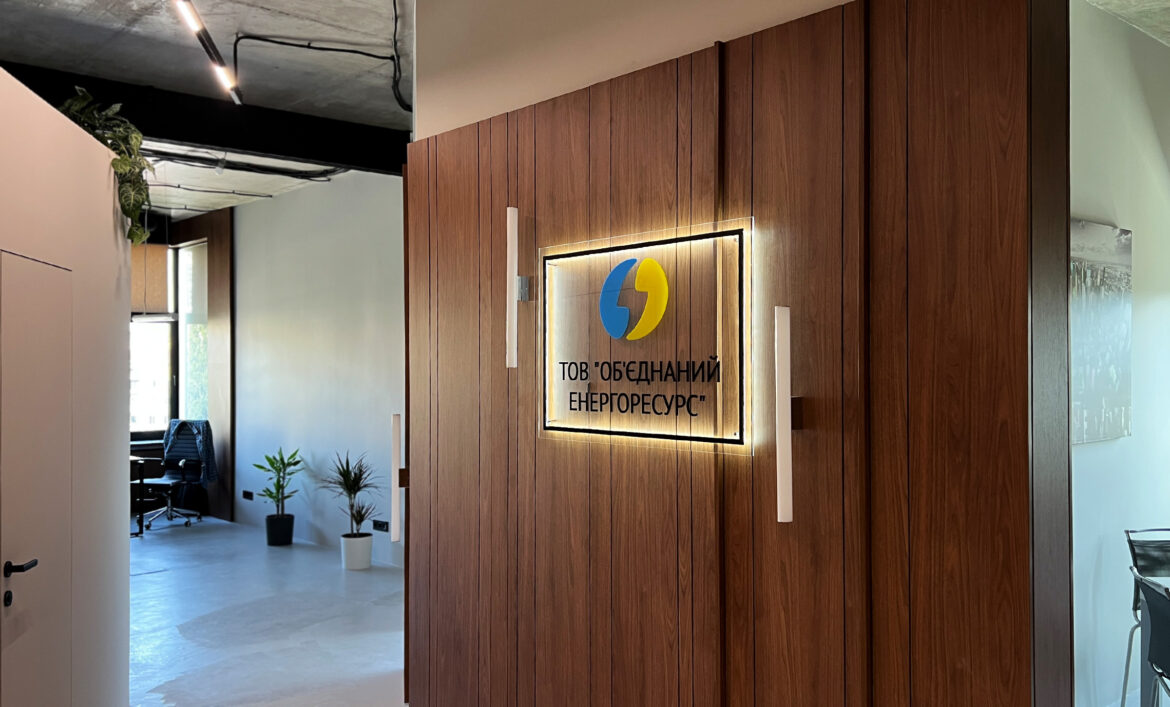 Акриловий світловий логотип на стіні приклад