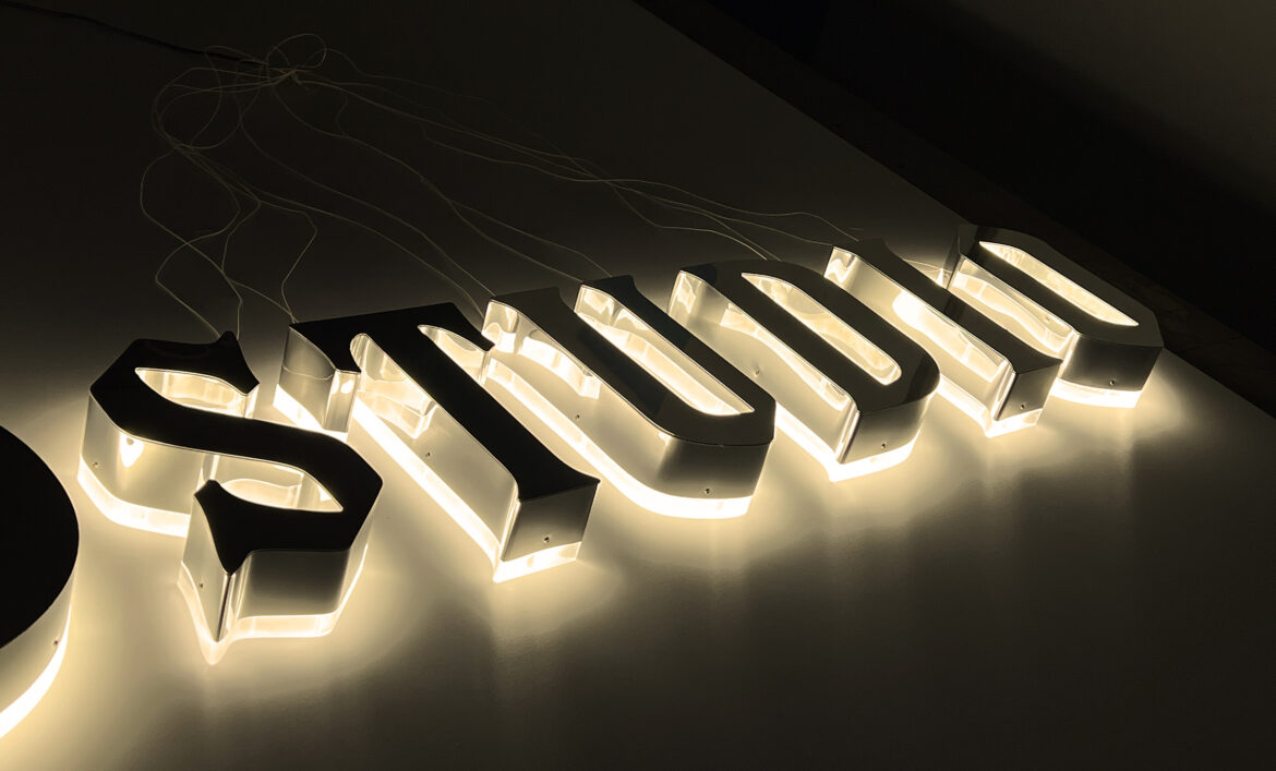 Брутальная вывеска тату салона фото