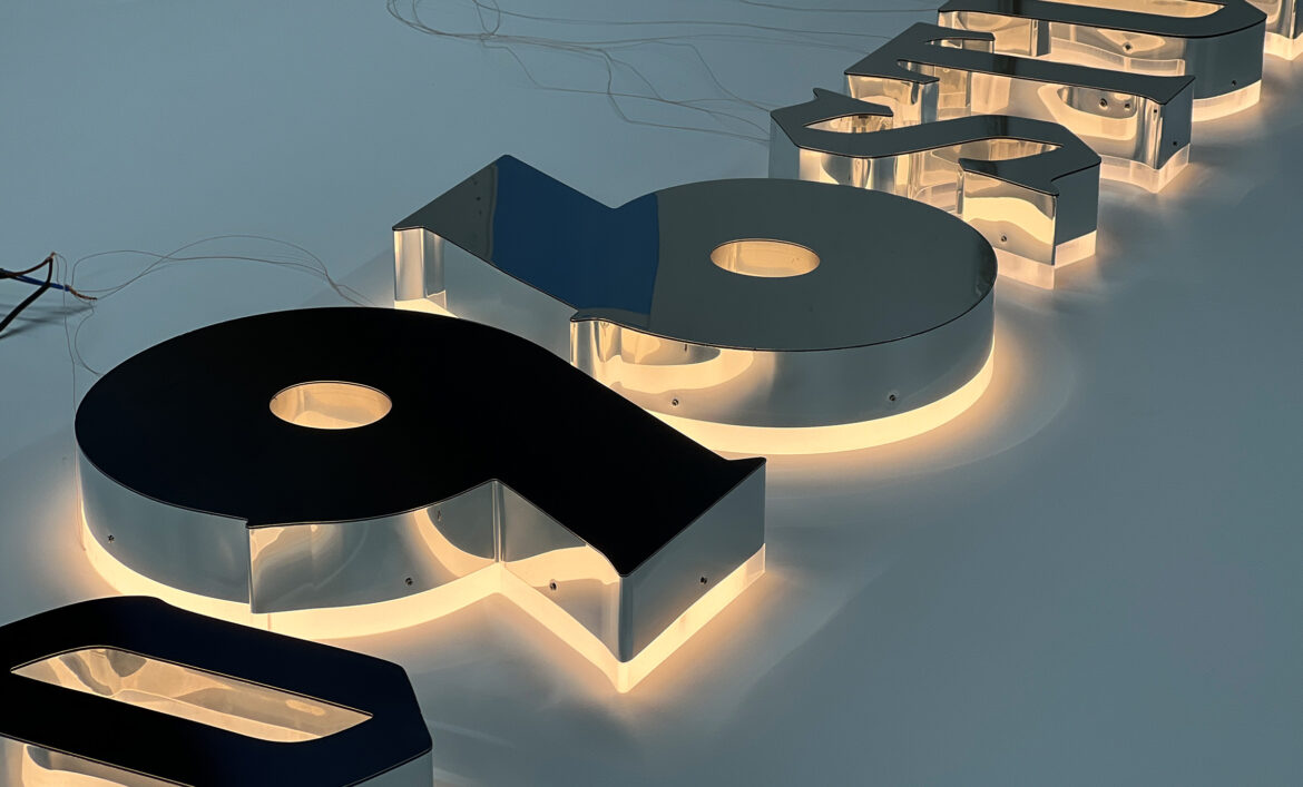 Контражурная вывеска тату студии фото