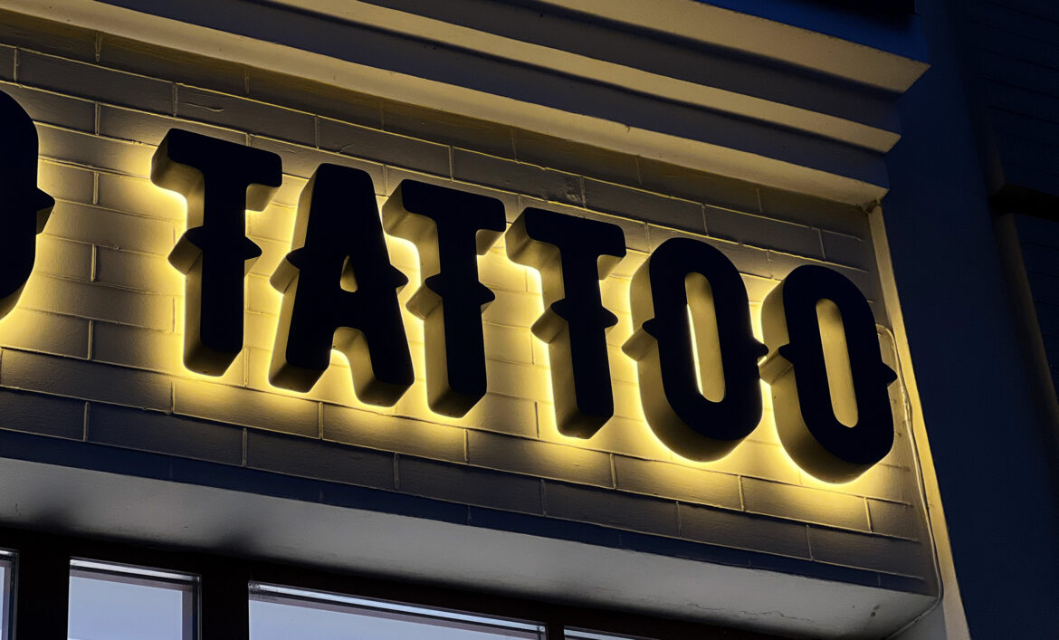 Контражурні літери для студії тату фото