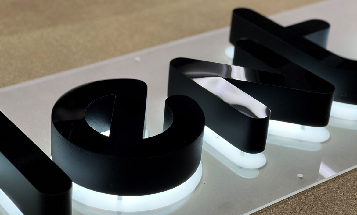 Контражурные буквы на подложке пример