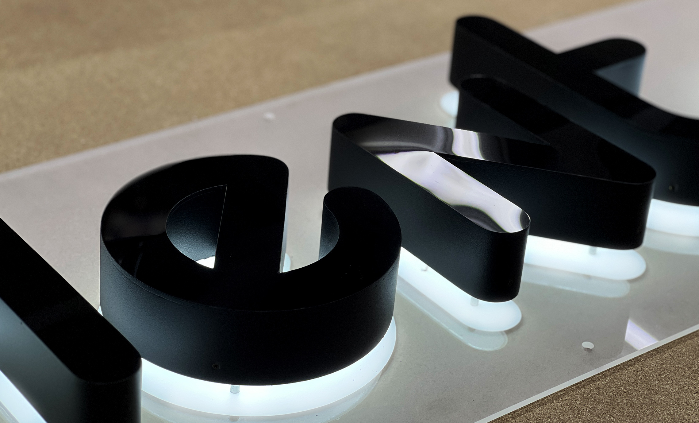 Контражурные буквы на подложке пример