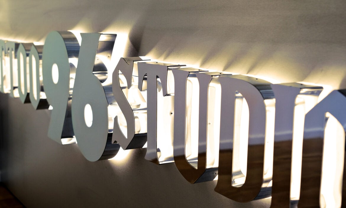 Красивий логотип тату салону фото