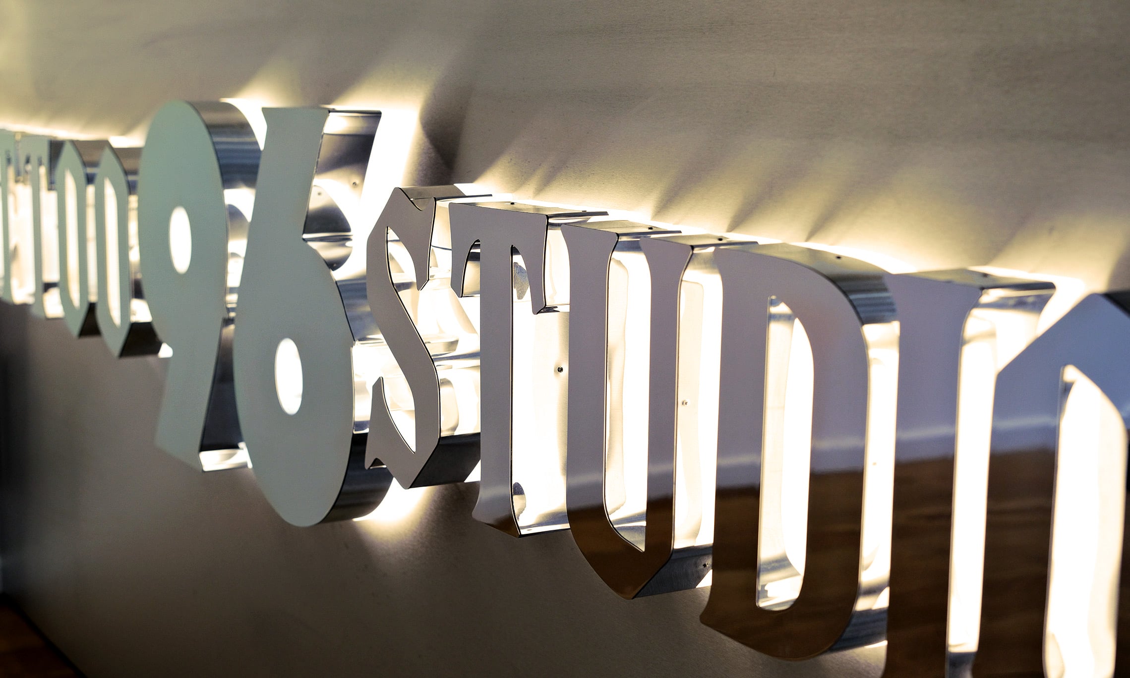 Красивий логотип тату салону фото