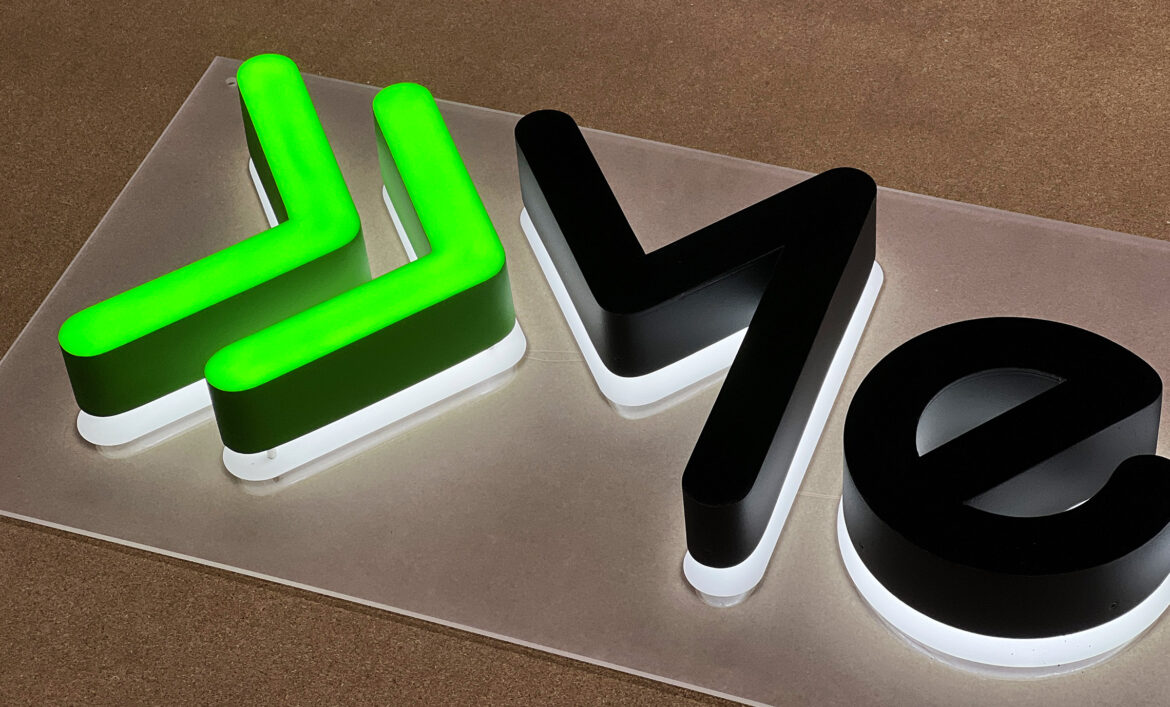 Логотип на акриле с подсветкой фото