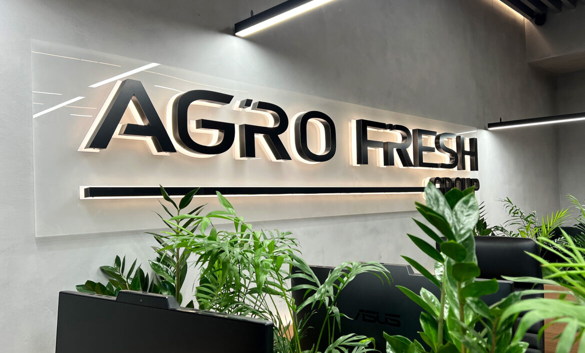 Логотип на прозрачном акриле фото