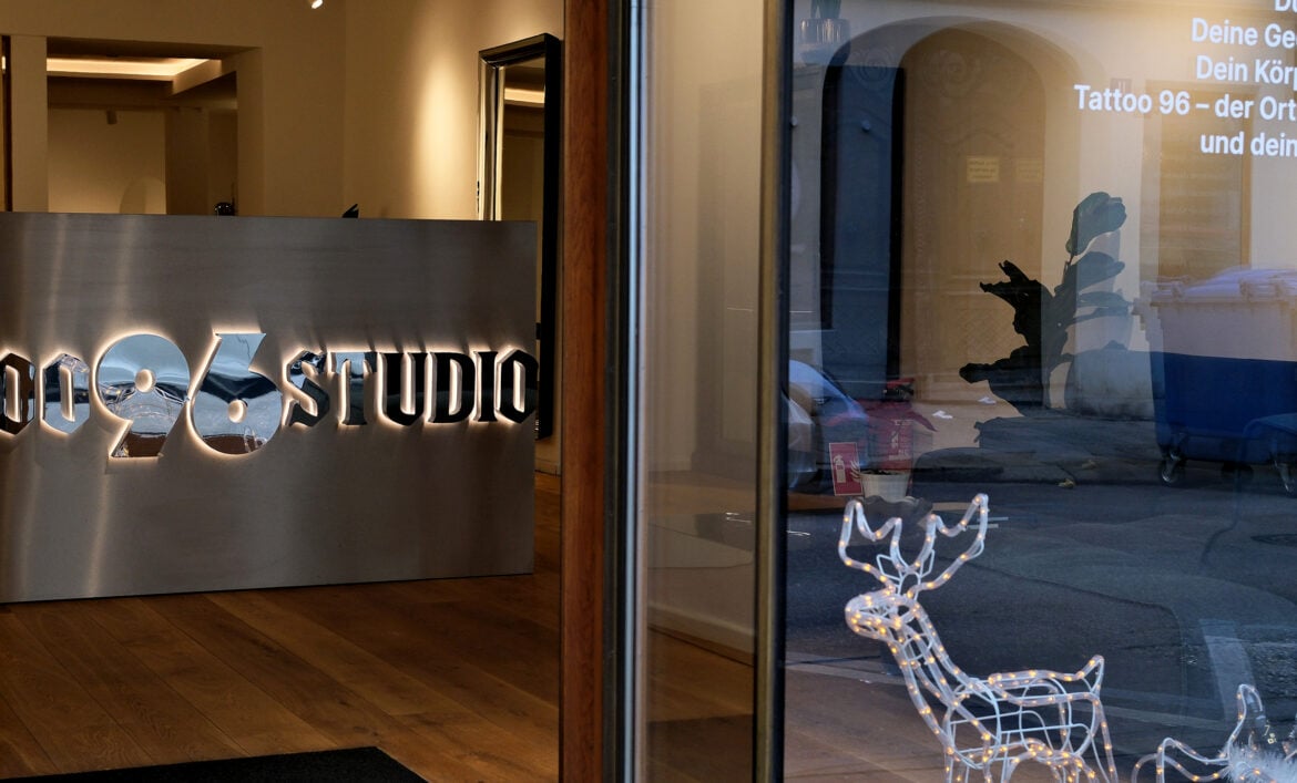 Логотип на ресепшн тату салон фото