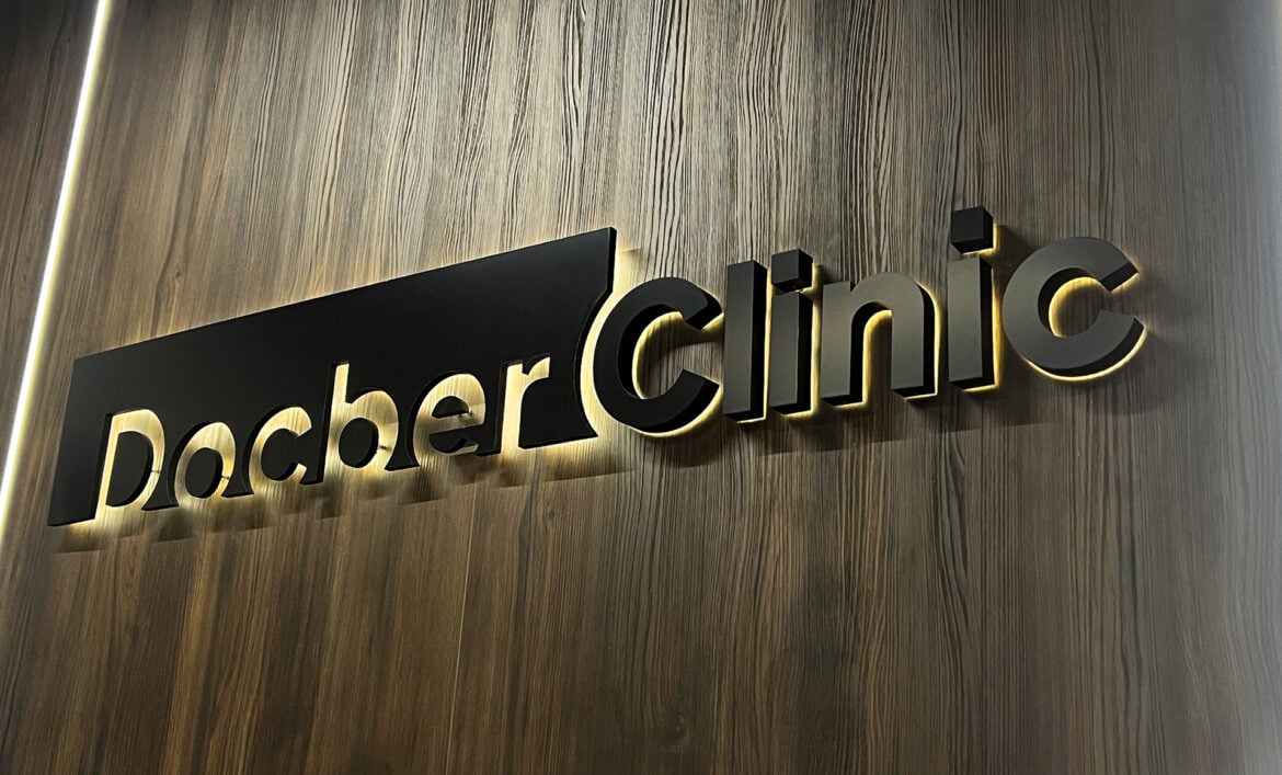 Логотип на стіну з підсвічуванням фото