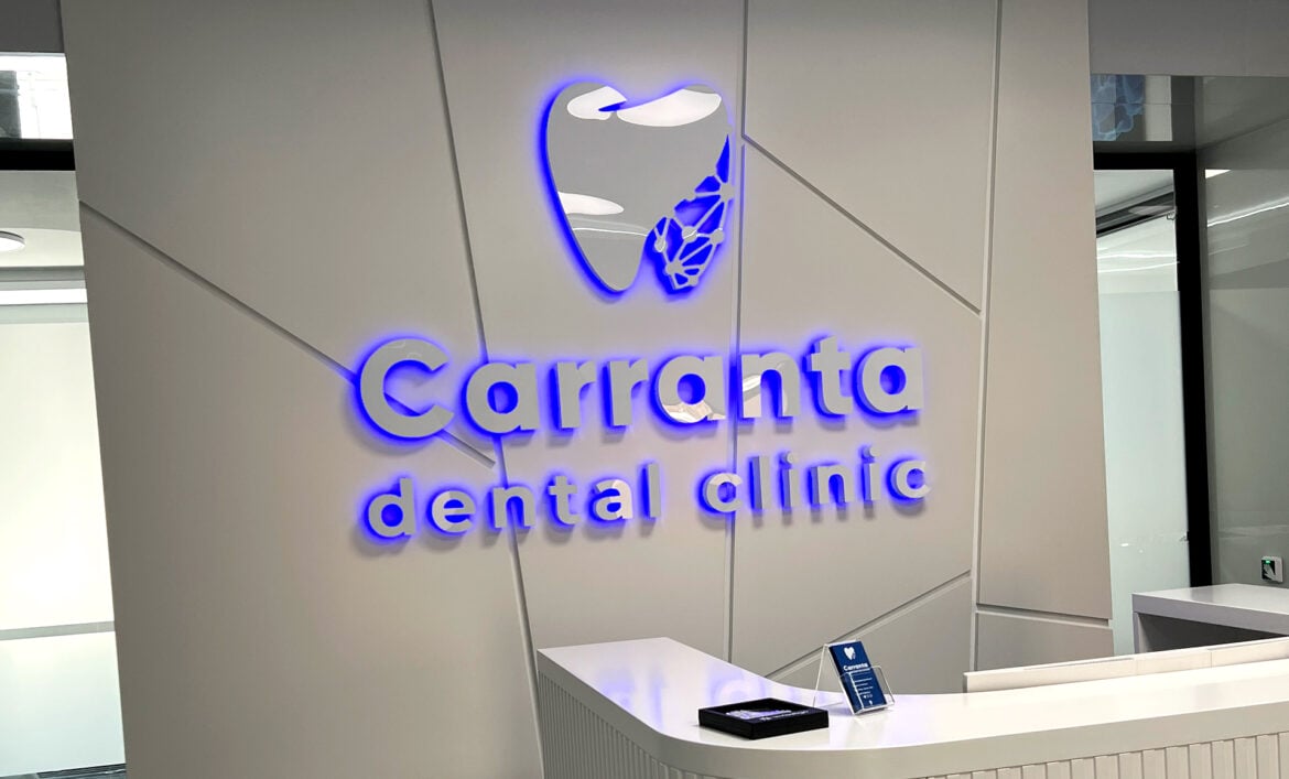 Логотип на стійку ресепшн з акрилу фото