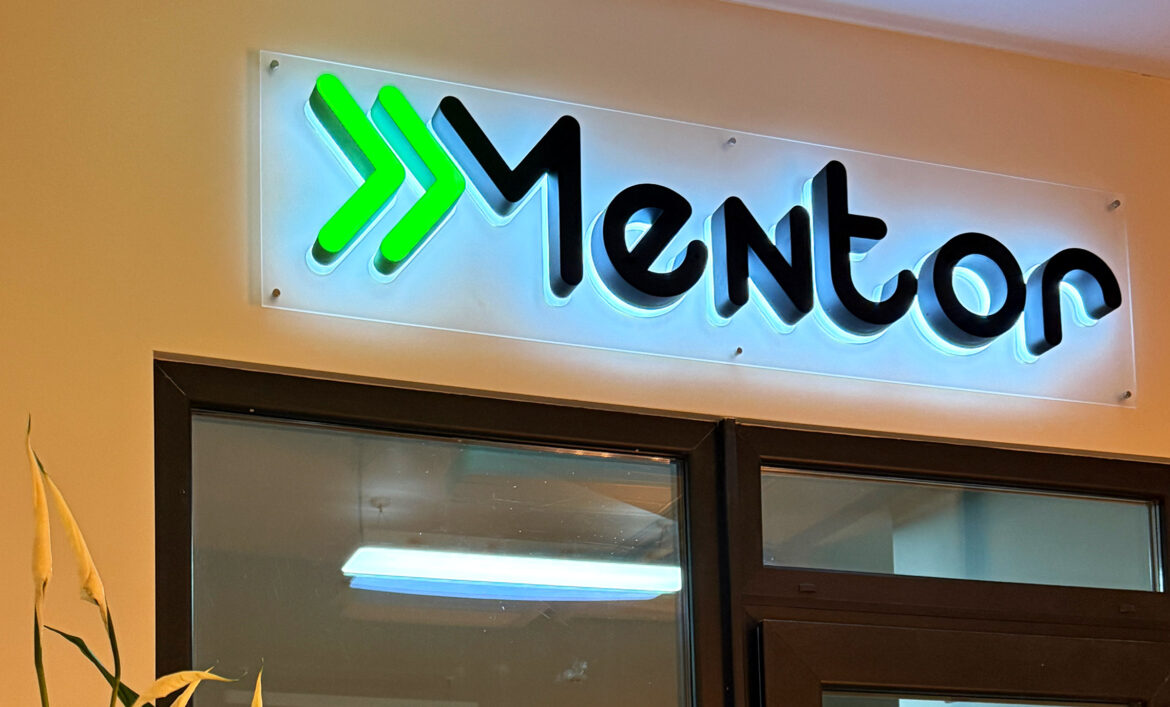 Логотип из акрила на ресепшн фото