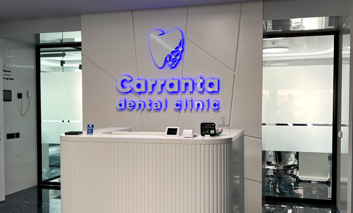 Логотип за стійку рецепції з акрилу фото