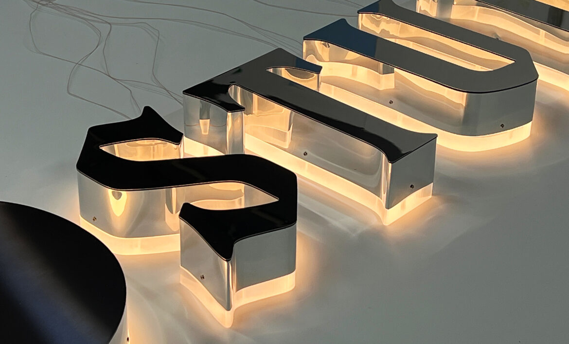 Металлические буквы для тату салона пример