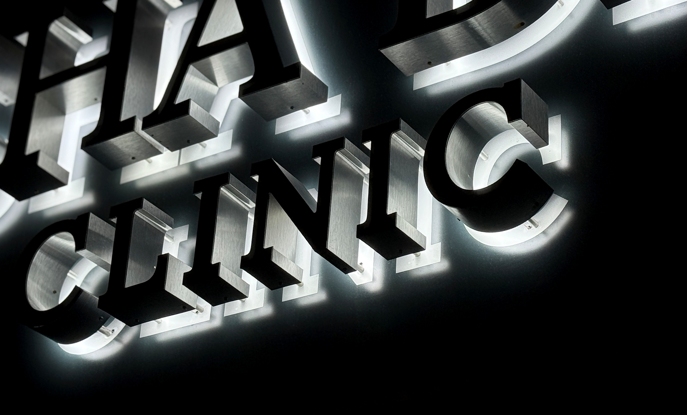 Металеві літери з підсвічуванням для стоматології фото