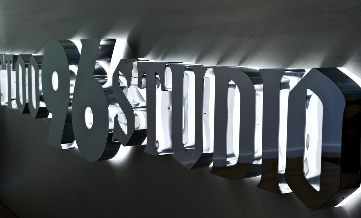 Металлический логотип с контражуром фото